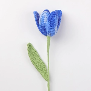Nahaufnahme des handgehäkelten blauen Tulpenstraußes mit feiner Stricktextur aus Wolle