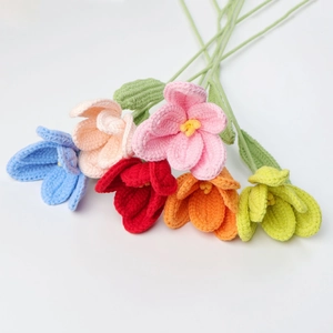 Handgefertigtes Set aus Häkel-Tulpen in sechs Farben mit feiner Stricktextur