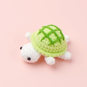 Nahaufnahme der handgefertigten Häkel-Schildkröte mit grünem Panzer-Detail