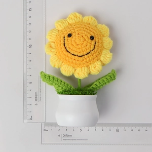 Detailansicht einer handgehäkelten Sonnenblume im Topf mit einer Höhe von etwa 15 cm