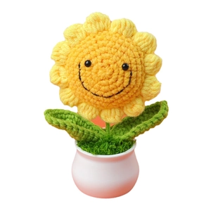 Handgefertigte Häkel-Sonnenblume im Keramiktopf mit lächelndem Gesicht als Deko
