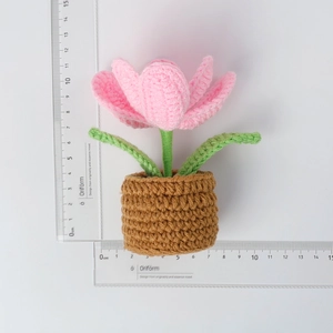 Mesure détaillée de la taille d'une tulipe rose au crochet faite main de 11 cm en pot