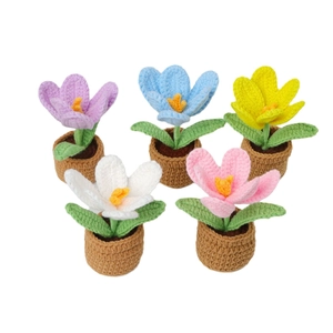 Lot de cinq tulipes en crochet faites à la main aux couleurs vives pour décoration