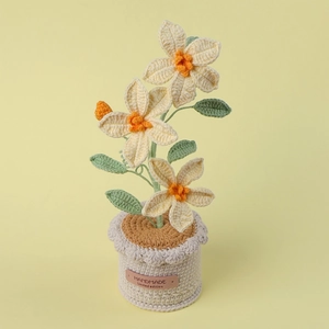 Dettaglio di vaso di fiori di clematide all'uncinetto con etichetta in pelle