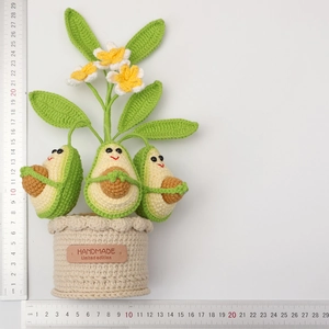 Handmade crochet avocado potted plant with scale measurement, 21cm height detail