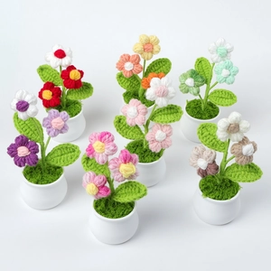 Colección de siete mini macetas de flores tejidas a ganchillo en varios colores vivos