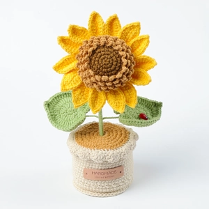 Dettaglio di girasole all'uncinetto in vaso con coccinella e etichetta in pelle fatta a mano
