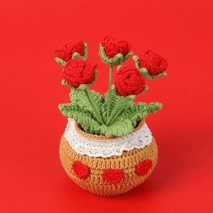 Rose rosse all'uncinetto in vaso marrone con pizzo bianco e cuori, vista dettagliata