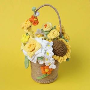 Gros plan d'un panier de tournesols au crochet fait main avec texture détaillée des fils