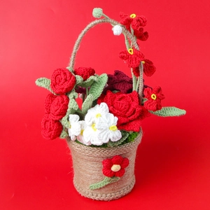 Panier de fleurs au crochet fait main avec fleurs tricotées rouges et blanches
