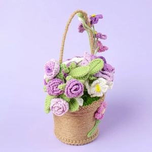 Détail de roses et muguets crochetés à la main dans un panier en corde tressée