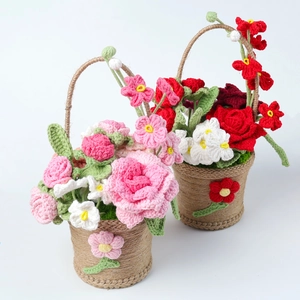 Détails de paniers de fleurs faits main au crochet avec fleurs tricotées roses et rouges