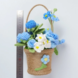 Détail du panier de fleurs au crochet bleu fait main avec règle pour la mesure