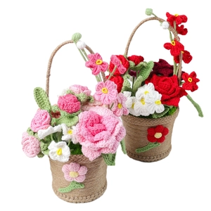 Paniers de fleurs au crochet faits main avec roses tricotées et poignées en corde