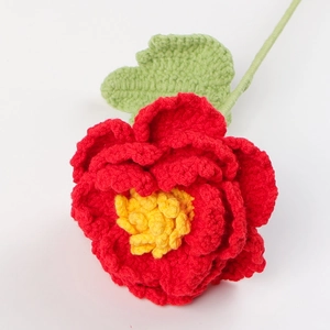 Pivoine crochetée à la main rouge foncé avec étamines jaunes pour décor maison