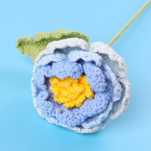 Détail macro d'une pivoine bleue faite à la main au crochet avec texture de laine