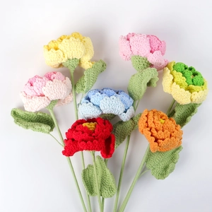 Vue détaillée de sept fleurs de pivoine crochetées à la main de couleurs vives