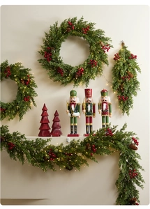 Décor de Noël avec couronnes en PE vert, baies rouges et figurines de casse-noisettes