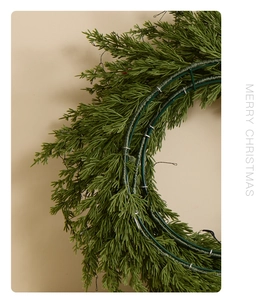 Vue macro d'aiguilles de pin en PE réalistes et de lumières LED sur une couronne de Noël