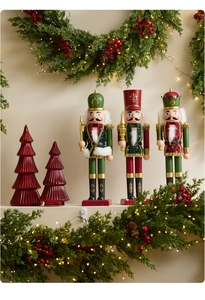 Détail de figurines casse-noisettes en bois et sapins de Noël en verre rayé avec des LED