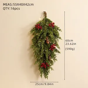 Couronne de Noël en PE 60cm avec baies rouges, pommes de pin et lumières LED au mur
