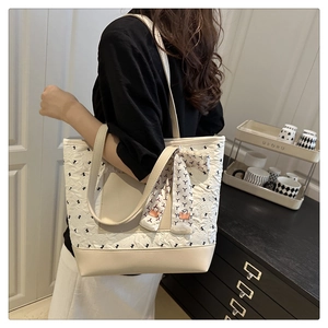 Vue détaillée du sac cabas en tissu beige gaufré avec patchwork de cuir PU et foulard