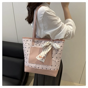 Détail du sac cabas rose matelassé avec accessoire foulard en soie et grand volume