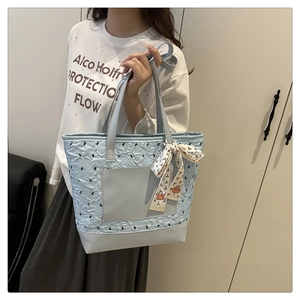 Vue détaillée du sac cabas matelassé bleu clair avec foulard en soie et poche avant