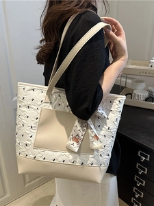 Sac fourre-tout blanc matelassé avec nœud et foulard pour la mode urbaine moderne