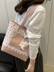 Sac fourre-tout rose et beige avec broderie papillon et écharpe à nœud élégante