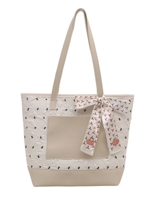 Grand sac cabas crème avec texture papillon et poignées décorées d'un foulard en soie