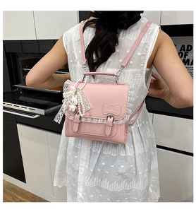 Sac à dos rose en similicuir avec dentelle et pendentif lapin en peluche