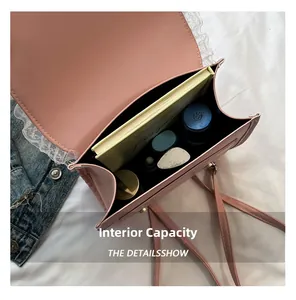 Capacité interne du sac à dos rose à dentelle montrant l'espace de rangement
