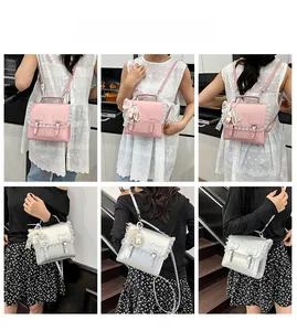 Détail du sac à dos de style doux avec rubans de dentelle et breloque lapin mignon