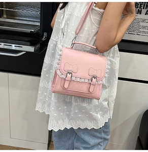 Vue détaillée d'un sac rose en similicuir avec dentelle et nœuds porté par un mannequin