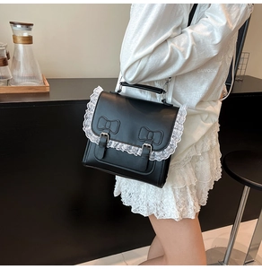 Détail du sac Lolita noir en cuir PU avec bordure en dentelle blanche et nœuds