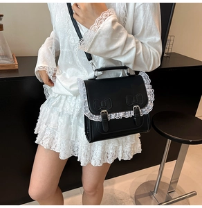 Détail du sac à dos JK Lolita avec dentelle blanche, nœuds et finition en cuir PU brillant