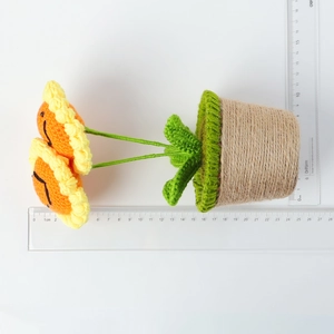 Detailed size measurement of handmade crochet sunflower pot with 25cm total length