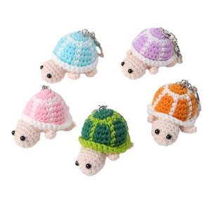 Set di cinque portachiavi a forma di tartaruga fatti a mano all'uncinetto in vari colori