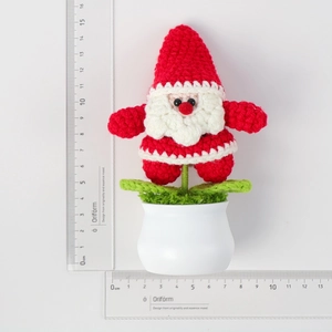 Bambola di Babbo Natale fatta a mano all'uncinetto in vaso per decorazione natalizia