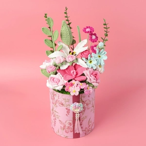 Primer plano de ramo de flores de ganchillo hecho a mano en caja de regalo con borla