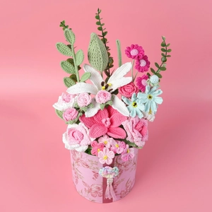 Ramo de flores de ganchillo hecho a mano en maceta rosa con decoración de borlas