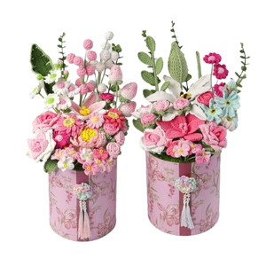 Ramos de flores artesanales de ganchillo en macetas con motivos florales para hogar