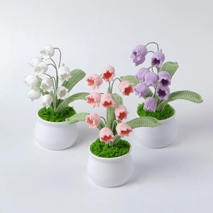 Détails du crochet fait main de muguet dans des petits pots ronds en céramique
