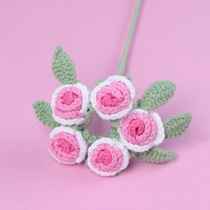 Bouquet de cinq roses fait main au crochet avec dégradé rose et blanc pour cadeau