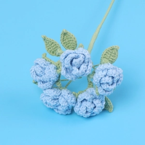 Vue de dessus de roses au crochet faites à la main avec détails de maille en laine