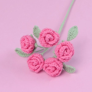 Détail macro de roses au crochet faites main avec texture de tricot délicate