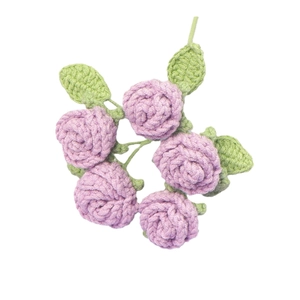 Bouquet de roses roses et violettes fait main au crochet avec 5 fleurs et feuilles sur fond blanc