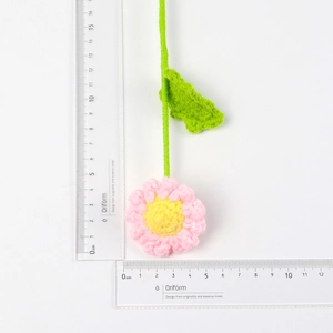 Macro shot of handmade crochet daisy flower showing 4cm diameter size measurement