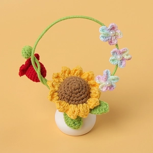 Panier de fleurs au crochet fait main avec tournesol et rose sur fond jaune chaud